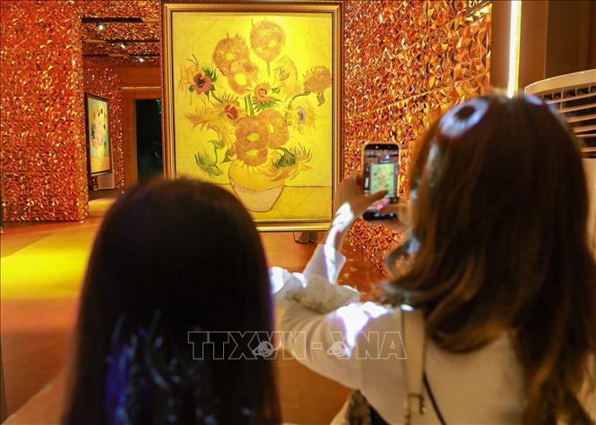 “Van Gogh Timeless” đánh dấu sự xuất hiện của một dự án nghệ thuật tương tác quy mô lớn, góp phần làm phong phú đời sống văn hóa sáng tạo của Thủ đô. (Ảnh: Khánh Hoà/TTXVN)